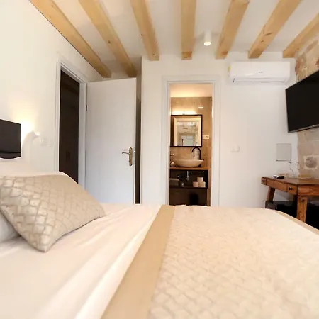 Teuta Guest house *