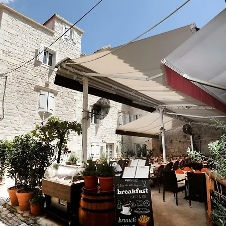 Teuta Guest house *