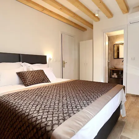 Teuta Guest house *