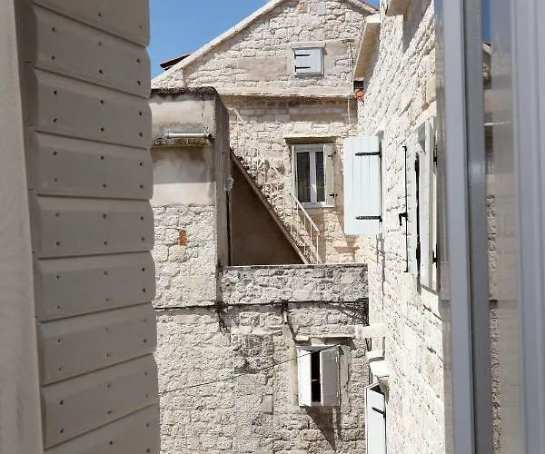 Teuta Gasthuis Trogir