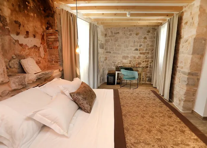 Teuta Gasthuis Trogir